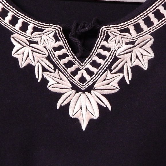 CROFT & BARROW Embroidered Ladies Top == Size Small == Black W/ White - Picture 4 of 7